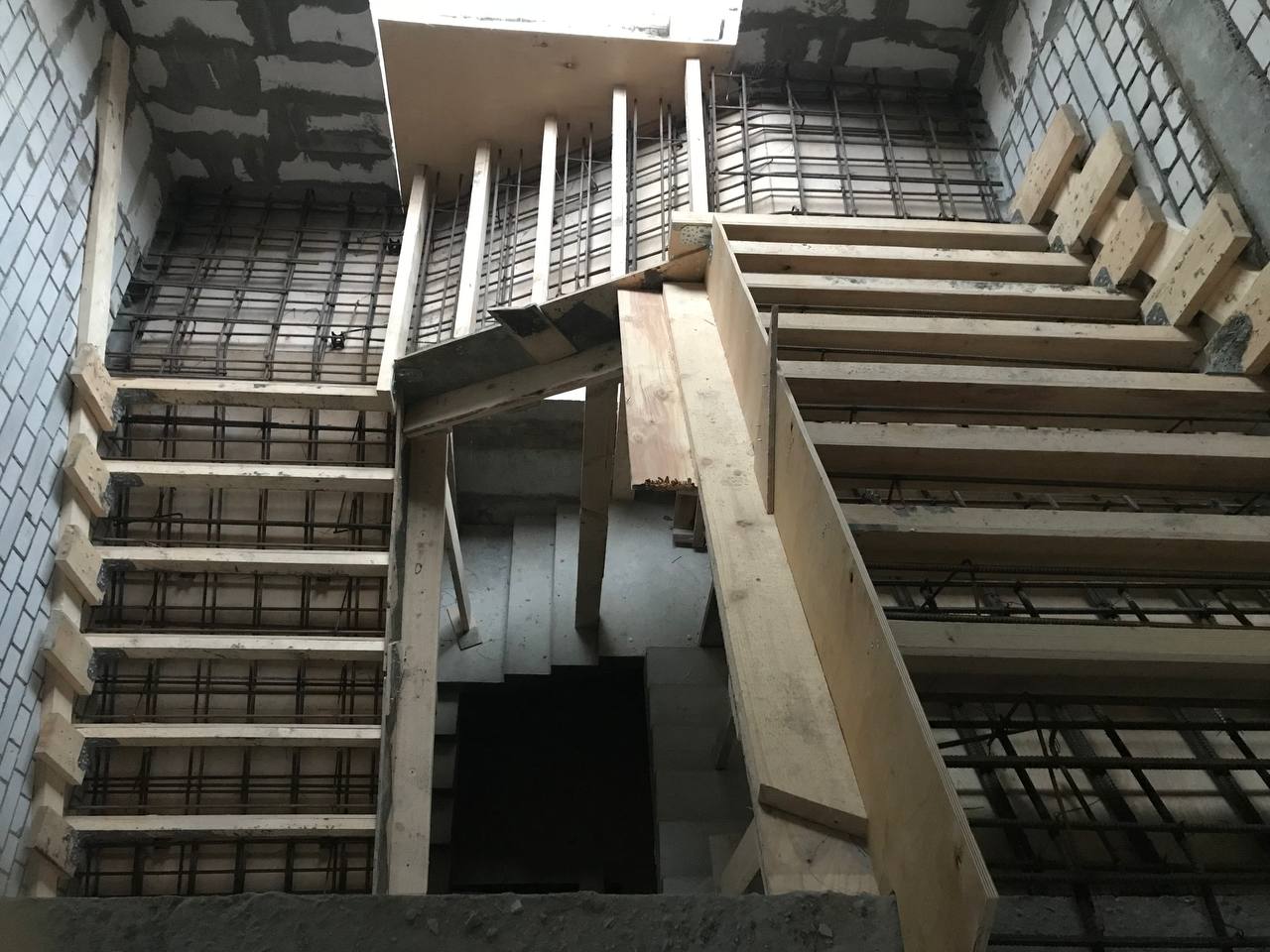 Типы лестниц из бетона в частном доме и места их установки